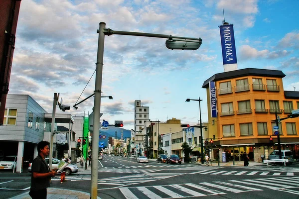 長野県中部市松本市 2009年9月10日 松本のジャンクションで複数の横断歩道を持つ都市景観 — ストック写真