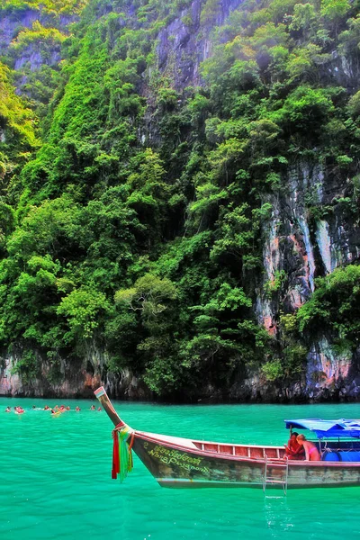 Krabi Thailand May 2013 Tourist Sightseeing Boats Rock Mountain Maya — Stock Photo, Image