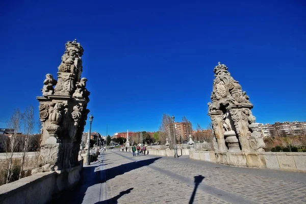 Toledo Köprüsü Nde Puente Toledo Bulunan Şçi Isidore Heykeli Solda — Stok fotoğraf