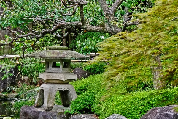 Hase-dera (Kaiko-zan Jisho-in Hase-dera) bahçesinde ki Toro (ışık sepeti, ışık kulesi), hase-kannon olarak da adlandırılır, Kamakura'da bir Budist tapınakları, Kanagawa Ili, Kanto bölgesi, Japonya