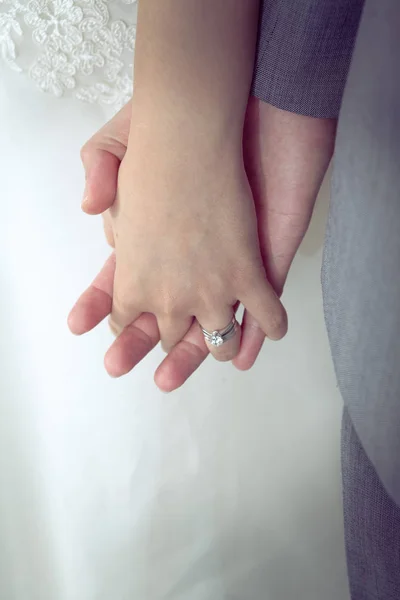 Händchenhalten Von Braut Und Bräutigam Bei Der Trauung — Stockfoto