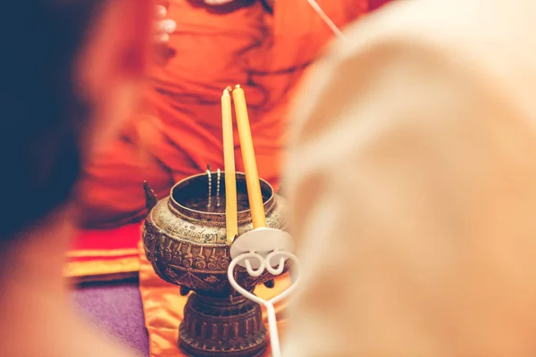 Noiva Noivo Acendendo Vela Juntos Mérito Budista Cerimônia Noivado Cultural — Fotografia de Stock