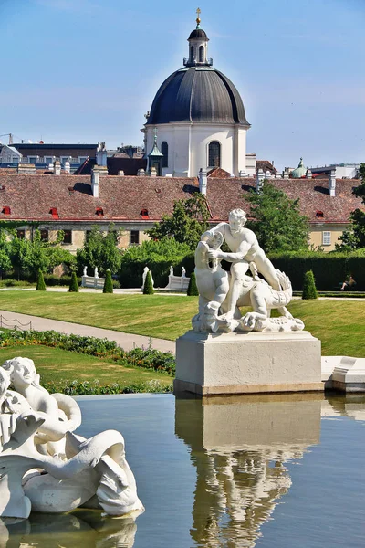 Esculturas Fuentes Belvedere Jardines Con Iglesia Salesianer Salesianerinnenkirche Viena Wien — Foto de Stock