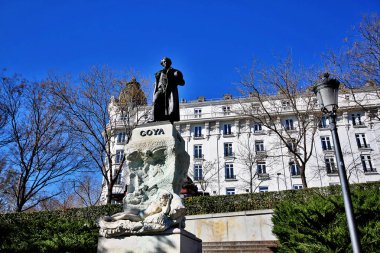 Madrid, İspanya - 16 Mart 2017 - Heykeltıraş Mariano Benlliure tarafından yapılan Francisco de Goya Anıtı (Estatua de Goya), Prado Müzesi 'nin kuzeyindeki Goya Kapısı' nın (Müze Nacional del Prado) yanında yer almaktadır.).