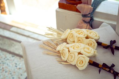 Geleneksel Tayland cenaze töreninde yakılma yerine konacak ahşap bir çiçek..