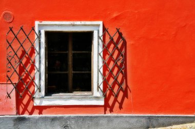 Turuncu duvarda pencere