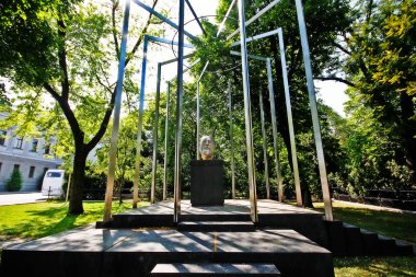 Viyana (Wien), Avusturya (Osterreich) - 24 Haziran 2017 - Ringstrasse'deki Avusturya Parlamentosu'nun yanındaki Karl Renner Anıtı