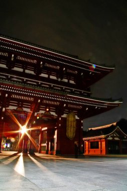 Hozomon Kuzey yüzü (Treasure-House Gate, Niomon), giriş kapılarının iç Waraji ile Kinryu-zan Senso-ji yol açar , Waraji ile (saman halat yapılmış sandalet), Asakusa, Tokyo, Japonya