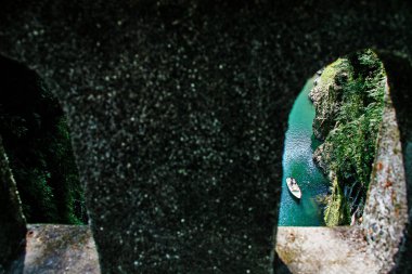 Takachiho Gorge, dar bir uçurum geçit astar neredeyse dik kayalıklar ile Gokase Nehri ile kaya kesiği yavaş volkanik bazalt sütunlar, Takachiho, Miyazaki, Kyushu, Japonya oluşturan oluşur