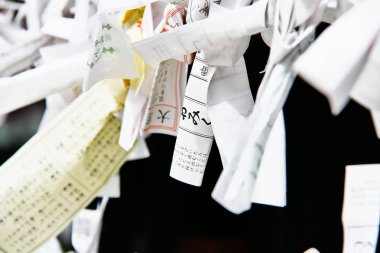 Omikuji, Japonya'da Shinto tapınakları ve Budist tapınaklarında kağıt şeritler üzerine yazılmış rasgele servetler, insanlar iyi değilse bırakın