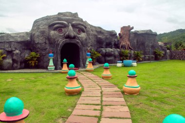 Ratchaburi, Tayland - 7 Haziran 2017 Suanphueng 'deki Resort Water Park' taki hayalet ev