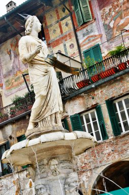 Veneto bölgesi, Verona, İtalya - 20 Mart 2010 - Madonna Verona Fıskiyesi heykeli (Lady Verona çeşmesi) Casa (ev) Mazzanti 'nin arka planında Piazza delle Erbe