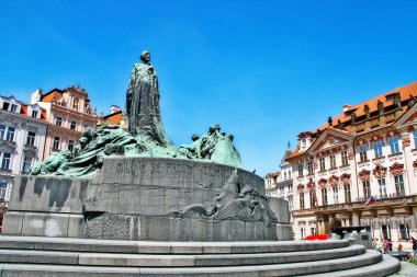 Bohemya, Prag (Praha), Çek Cumhuriyeti (Ceska Republika) - 24 Mayıs 2011 - Jan Hus anıtı eski kasaba meydanında, Jan Hus şehitliğinin 500. yıldönümü anısına 1915 yılında açıldı
