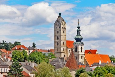 Frauenbergkirche (Stein-sol) ve Pfarrkirche Stein an der Donau (sağda) Krems an der Donau aşağı Avusturya federal eyaletinde, Wachau Vadisi, Avusturya (Osterreich)