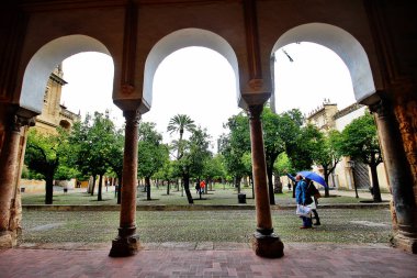 Cordoba Camii Katedrali 'ndeki Portakal Mahkemeleri (Mezquita-Katedral de Crdoba) veya UNESCO' nun Dünya Mirası 'nın Cordoba Tarih Merkezi' ndeki Varsayım Leydimizin Katedrali
