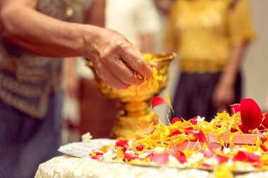 İnsanlar hediye tepsisine çiçek ekim ve Tayland kültürel nişan töreninde gelin ve damat için korusun