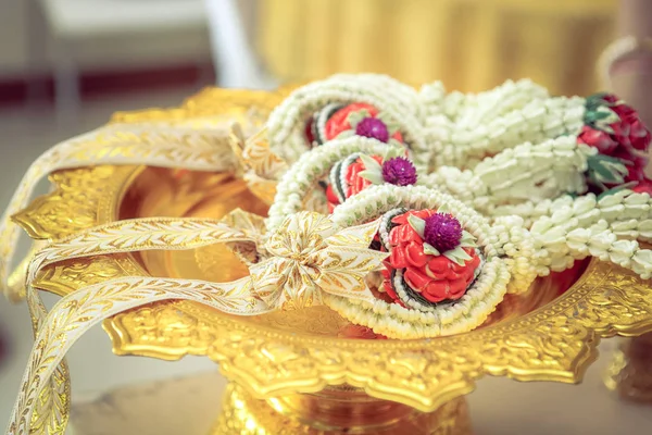 Tai düğün töreninde gelin ve damat için çiçek çelengi.