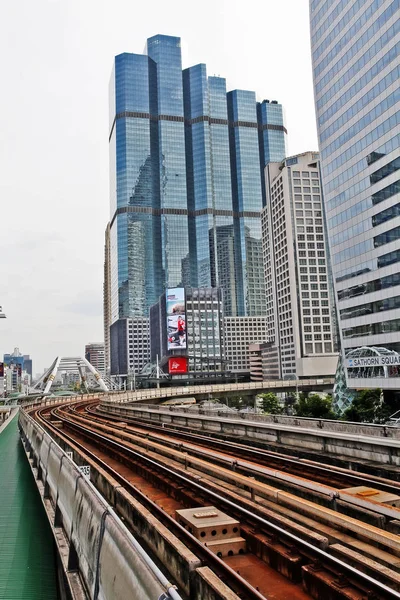 Bangkok, Tayland - 3 Aralık 2016 - Chong Nonsi paraşüt köprüsü ve Chong Nonsi istasyonundaki BTS tren yolu ile Bangkok şehri