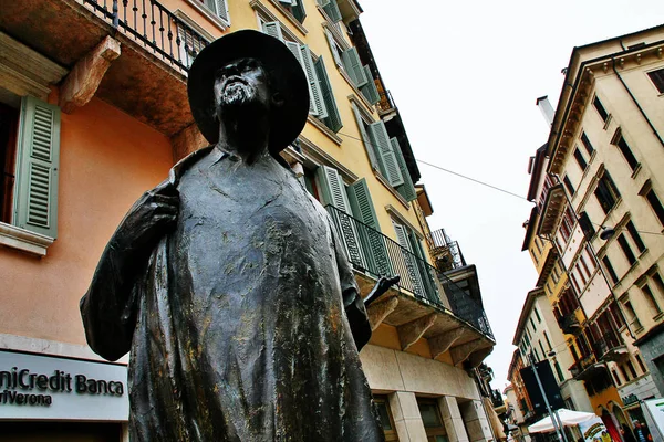 Район Венето Верона Италия Марта 2010 Года Итальянская Поэтическая Статуя — стоковое фото