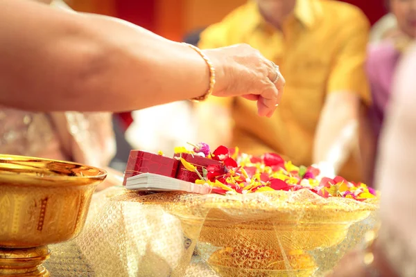Emberek Vetés Virág Tálcát Ajándék Áldja Meg Menyasszony Vőlegény Thai — Stock Fotó