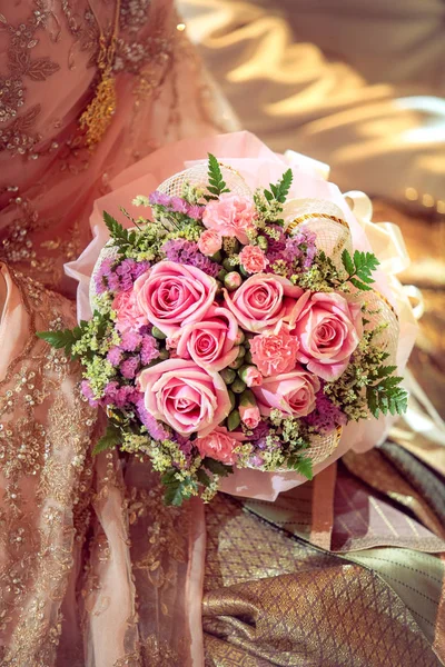 Nevěsta Drží Růže Kytice Thajské Kulturní Svatební Šaty — Stock fotografie