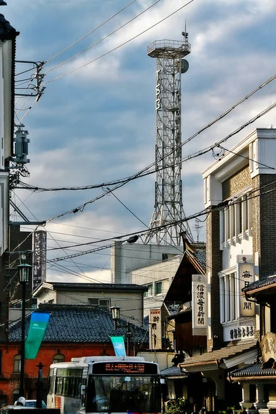 Matsumoto-shi, Chubu region, Nagano Prefecture, Japonya - 10 Eylül 2009 - Matsumoto Şehir Manzarası, eski ev ve anten