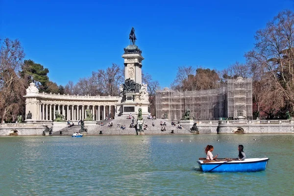 Madrid, İspanya - 16 Mart 2017 - Buen Retiro Parkı 'nın merkezine yakın yapay bir gölün doğu kıyısındaki Kral XII. Alfonso Anıtı (Parque del Buen Retiro)