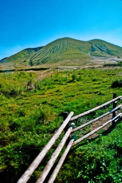 Mount Aso (Aso-san), Japonya'nın en büyük aktif yanardağı Aso Kuju Milli Parkı, Aso (Aso-shi), Kyushu Bölgesi, Kumamoto Prefecture, Japonya'da bulunmaktadır