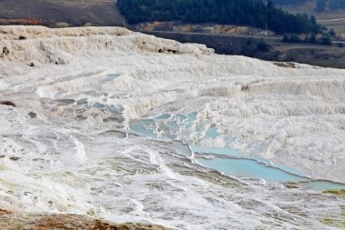 Antik Hierapolis 'te doğal turkuaz havuzlar ve kireçtaşı terasları veya Pamukkale, Türkiye