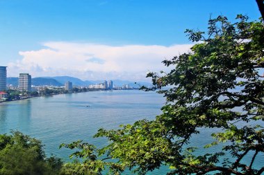 Khao Takiab Sahili 'nin deniz manzarası Khao Takiab Dağı' ndan (Maymun Dağı veya Chopstick Dağı olarak da bilinir), Hua Hin Bölgesi, Prachuap Khiri Han, Tayland.