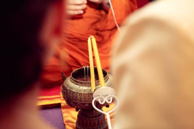 Gelin ve Damat Tayland kültürel nişan töreni Budist liyakat birlikte mum aydınlatma