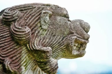 Aoba Dağı, Sendai, Sendai, Miyagi Bölgesi, Tohoku Bölgesi, Japonya 'daki Sendai Kalesi Parkı' ndaki (ya da Aoba Şatosu) Masamune Tarih Anıtı 'nın (Sengoku Dönemi' ndeki Tohoku Bölgesi 'nin Efendisi) temel taştan aslan heykeli.