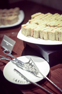 Açık büfeye servis edilen sandviç..