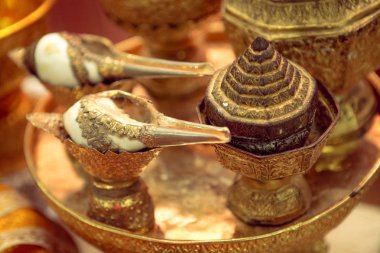 Tayland kültürel nişan töreninde gelin ve damat için bereket su pirinç gemi Seti, Tayland