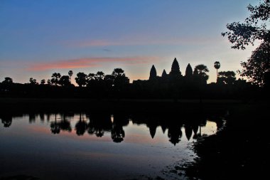Angkor Wat (Nokor Wat, Capital Temple), Hindu tanrısı Vishnu 'nun tapınağı olarak inşa edilen tapınak kompleksi..