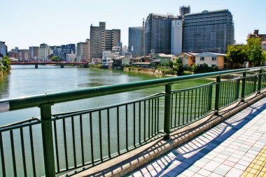 Fukuoka (Fukuoka-shi), Fukuoka Prefecture, Kyushu Region, Japonya - 20 Eylül 2009 - Naka nehri ile Fukuoka şehrinin görünümü