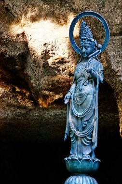 Seiryuzan Zuiganji 'nin (Seiryuzan Zuigan-ji) park girişindeki Kannon heykeli, Miyagi, Matsushima, Miyagi Bölgesi, Tohoku Bölgesi, Japonya' nın en manzaralı üç bölgesinden biri olarak kabul edilir.