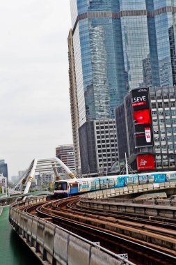 Bangkok, Tayland - 3 Aralık 2016 - Chong Nonsi paraşüt köprüsü ve Chong Nonsi istasyonundaki BTS hava treni