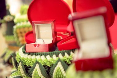 Chonburi, Tayland - 20 Kasım 2016 - Tayland kültürel nişan töreninde hediye tepsisinde alyans