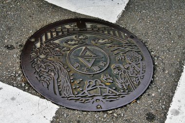 Takachiho (Takachiho-cho), Nishiusuki District, Miyazaki Prefecture, Kyushu region, Japonya - 18 Eylül 2009 - Takachiho sembolü ile rögar kapağı