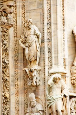 Lombardia bölgesi, Milan, İtalya - 18 Mart 2010 - Duomo Meydanı 'ndaki Milan Duomo katedralinin duvarında heykel