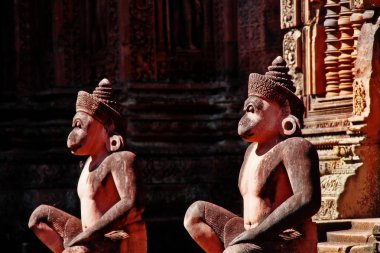 Gurdian heykeli Banteay Srei (Kadın Kalesi), Kamboçya kırmızı kumtaşı tapınağı Khmer 'in değerli mücevheri, Angkor, Siem Reap, Kamboçya