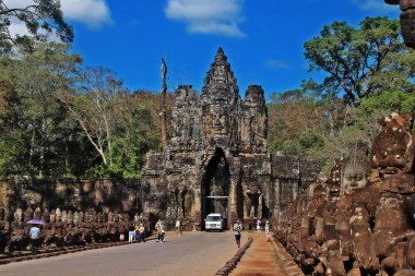 Siem Reap, Kamboçya - 9 Ocak 2017 - 54 Muhafız Tanrısı (Devas) efsanevi heykellerin (Naga) başını Angkor Thom 'un güney kapısına giden hendeğin sol tarafındaki geçide çekti (Büyük Şehir))