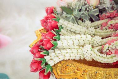 Tayland kültürel düğün töreninde gelin ve damat için Yasemin çelenk