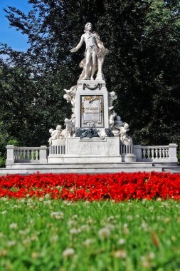 Burggarten'daki Wolfgang Amadeus Mozart heykeli (Court garden), eski bir saray bahçesi ve çeşitli heykelleri ve Hofburg, Viyana, Avusturya yakınlarında zarif bir palmiye evi bulunan hoş bir halka açık park
