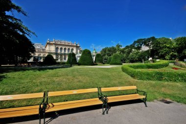 Kursalon (Kursalon Hubner), Johann Garben tarafından İtalyan Rönesansı tarzında tasarlanan ve 1865 ile 1867 yılları arasında inşa edilen Stadtpark'ta (City Park) bir müzik salonu, Viyana, Avusturya