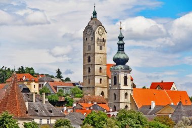 Frauenbergkirche (Stein-sol) ve Pfarrkirche Stein an der Donau (sağda) Krems an der Donau aşağı Avusturya federal eyaletinde, Wachau Vadisi, Avusturya (Osterreich)