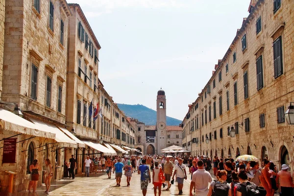 Dubrovnik, Hırvatistan - 26 Haziran 2017 - Stradun veya Placa (Stradone veya Corso), kireçtaşı döşeli yaya caddesi, Eski Kent ve ana alışveriş caddesi ve toplanma alanında yaklaşık 300 metre koşuyor