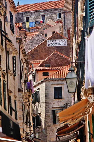 Dubrovnik Croacia Junio 2017 Escena Calle Estrecha Con Casa Época —  Fotos de Stock