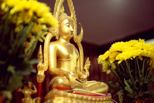 佛像在祭坛表上 使在泰国文化订婚仪式 — 图库照片